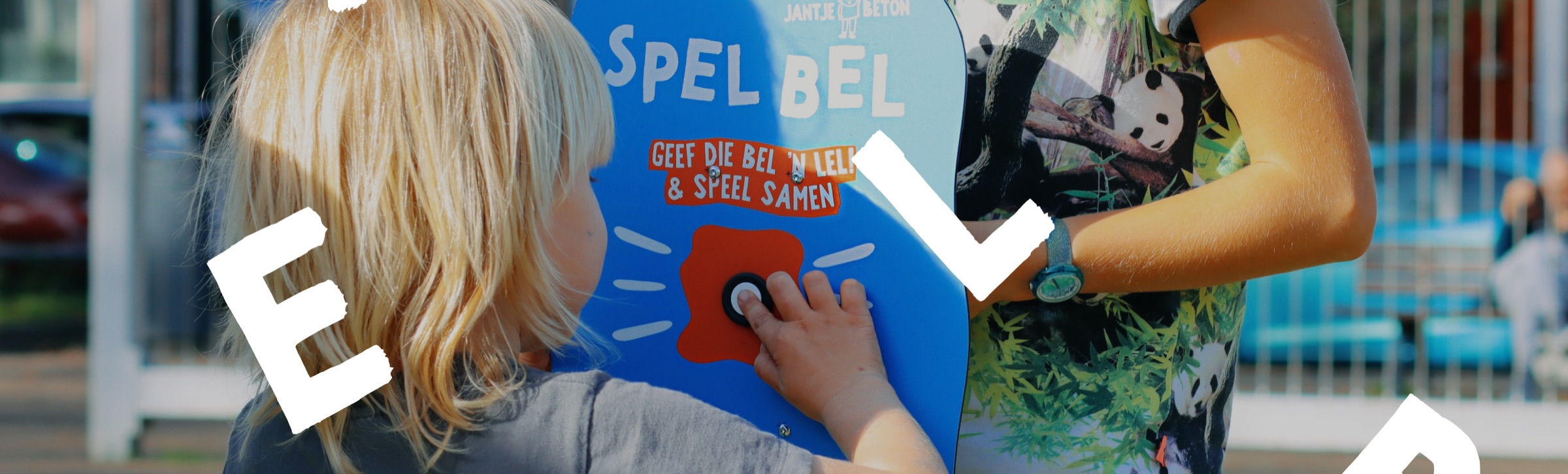 Twee kinderen drukken samen op de knop van de SpelBel