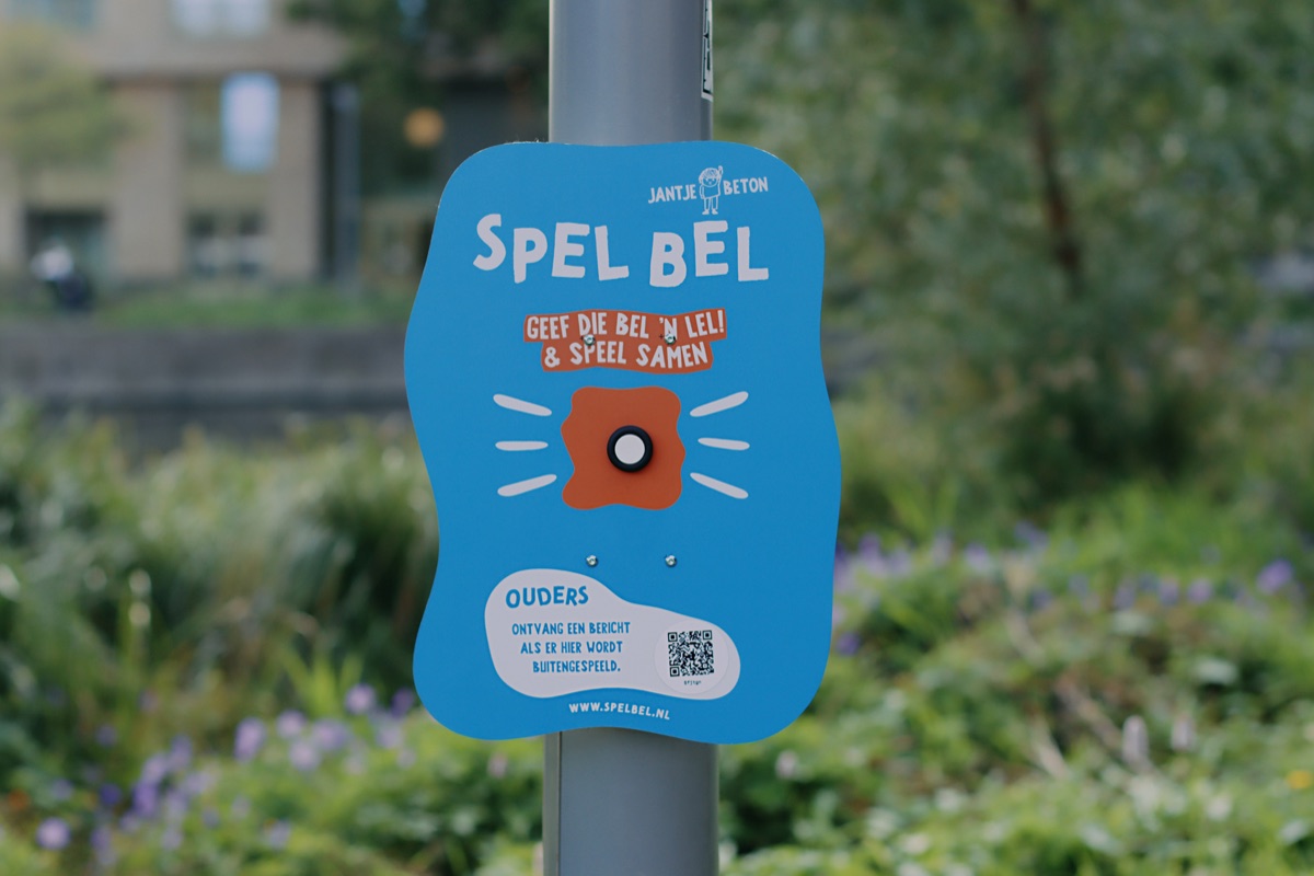 Het SpelBel-bord aan een paal